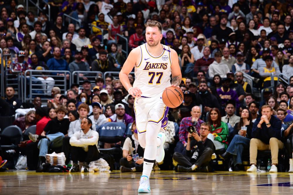 库里父子三人！斯蒂芬晒自己与父亲戴尔、弟弟赛斯的合照.